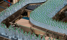 Dans une usine Volvic, le 5 mai 2021 à Volvic (Puy-de-Dôme) ( AFP / Thierry ZOCCOLAN )