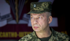 Photo diffusée par le service de presse de la présidence ukrainienne, le 4 octobre 2024, montrant le commandant en chef des forces armées ukrainiennes, Oleksandr Syrsky, en visite auprès de la 82e brigade d'assaut aéroporté dans un lieu tenu secret de la région de Soumy ( Service de presse de la présidence ukrainienne / Handout )