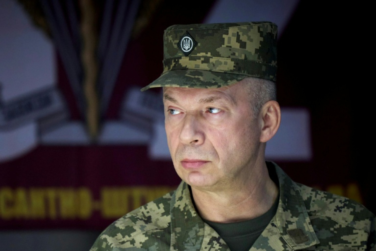 Photo diffusée par le service de presse de la présidence ukrainienne, le 4 octobre 2024, montrant le commandant en chef des forces armées ukrainiennes, Oleksandr Syrsky, en visite auprès de la 82e brigade d'assaut aéroporté dans un lieu tenu secret de la région de Soumy ( Service de presse de la présidence ukrainienne / Handout )