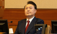 Le président sud-coréen Yoon Suk Yeol,lors d'une audience de son procès en destitution à la Cour constitutionnelle,  le 13 février 2025 à Séoul ( POOL / JEON HEON-KYUN )