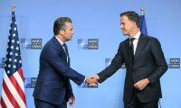 Le secrétaire américain à la Défense, Pete Hegseth (g) et secrétaire général de l'Otan, Mark Rutte, avant un sommet des ministres de la Défense de l'Otan à Bruxelles, le 15 octobre 2025 ( AFP / NICOLAS TUCAT )