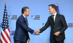 Le secrétaire américain à la Défense, Pete Hegseth (g) et secrétaire général de l'Otan, Mark Rutte, avant un sommet des ministres de la Défense de l'Otan à Bruxelles, le 15 octobre 2025 ( AFP / NICOLAS TUCAT )