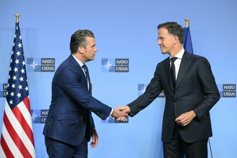 Le secrétaire américain à la Défense, Pete Hegseth (g) et secrétaire général de l'Otan, Mark Rutte, avant un sommet des ministres de la Défense de l'Otan à Bruxelles, le 15 octobre 2025 ( AFP / NICOLAS TUCAT )