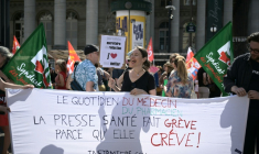 Manifestation pour la défense des métiers de la presse, à Paris, le 18 juin 2026 ( AFP / JULIEN DE ROSA )