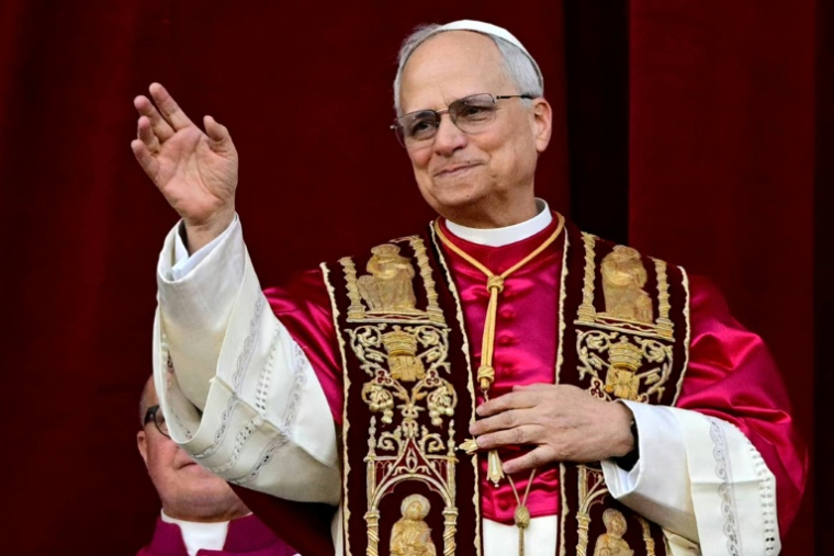 Le pape Léon XIV salue la foule, le 9 mai 2025 au Vatican ( AFP / Tiziana FABI )