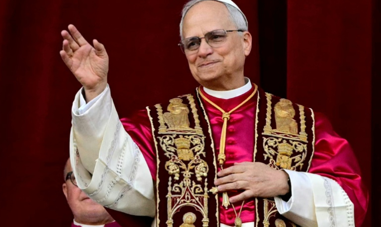 Le pape Léon XIV salue la foule, le 9 mai 2025 au Vatican ( AFP / Tiziana FABI )