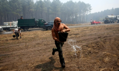 Bénévole à Lanton le 29 juillet 2026 ( AFP / ROMAIN PERROCHEAU )