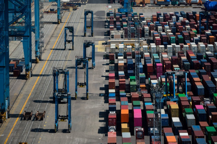 Des containers au port de Fos-sur-Mer (illustration) ( AFP / CLEMENT MAHOUDEAU )