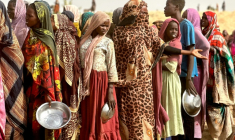 Des réfugiés soudanais font la queue pour des rations alimentaires dans un campement de fortune, après avoir fui le camp de Zamzam, dans l'ouest du Soudan, pays de nouveau ravagé par la guerre, le 13 avril 2025 ( AFP / - )