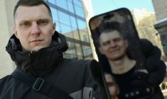 L'ex-soldat ukrainien Iaroslav Roumiantsev, montre une photo de lui durant sa captivité dans une prison russe. Kiev, 2 février 2026 ( AFP / Genya SAVILOV )