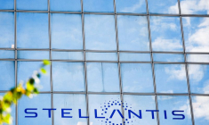 Le logo de Stellantis sur le bâtiment de l'entreprise à Poissy