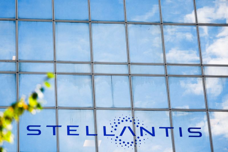 Le logo de Stellantis sur le bâtiment de l'entreprise à Poissy