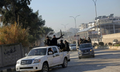 Des membres des forces de sécurité syriennes entrent dans le quartier de Cheikh Maqsoud, à majorité kurde, à Alep, le 10 janvier 2026 ( AFP / Bakr ALkasem )
