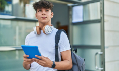 (Dès la rentrée, mettez toutes les chances de son côté et protégez les équipements de votre ado avec Bourso Protect - Visuel Adobe Stock)