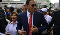 L'ancien président péruvien Martin Vizcarra arrive au tribunal, avant le verdict de son procès pour corruption, le 26 novembre 2025 à Lima ( AFP / ERNESTO BENAVIDES )