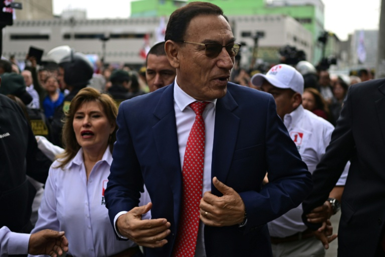 L'ancien président péruvien Martin Vizcarra arrive au tribunal, avant le verdict de son procès pour corruption, le 26 novembre 2025 à Lima ( AFP / ERNESTO BENAVIDES )