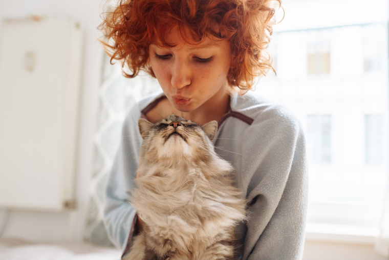 L’ocytocine, surnommée l’«hormone de l’amour», envahit-elle les cerveaux du chat et de l’humain? (crédit: Adobe Stock)