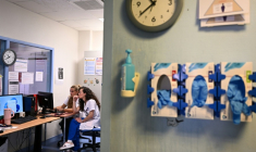 Les docteures Edme et Lormeau (d) travaillent sur un ordinateur au service des urgences pédiatriques du CHU de Montpellier, le 2 juin 2026 dans l'Hérault ( AFP / Gabriel BOUYS )
