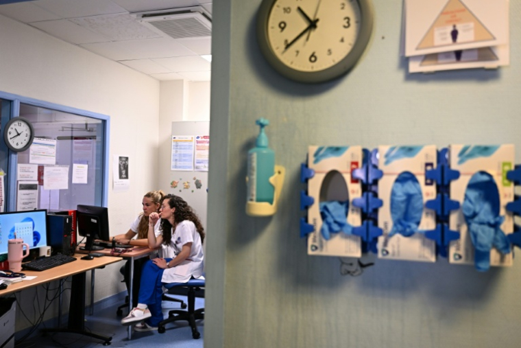 Les docteures Edme et Lormeau (d) travaillent sur un ordinateur au service des urgences pédiatriques du CHU de Montpellier, le 2 juin 2026 dans l'Hérault ( AFP / Gabriel BOUYS )
