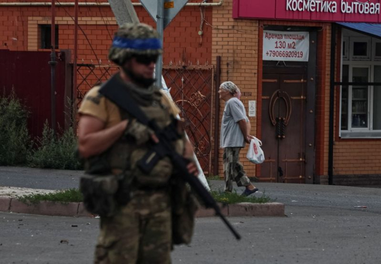 Un militaire ukrainien patrouille dans la ville de Soudja