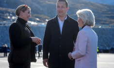 La présidente de la Commission européenne, Ursula von der Leyen (d), accueillie par le Premier ministre groenlandais Jens-Frederik Nielsen (c) et la Première ministre danoise Mette Frederiksen à son arrivée à Nuuk, le 6 septembre 2026 au Groenland026.  ( Ritzau Scanpix / Mads Claus Rasmussen )
