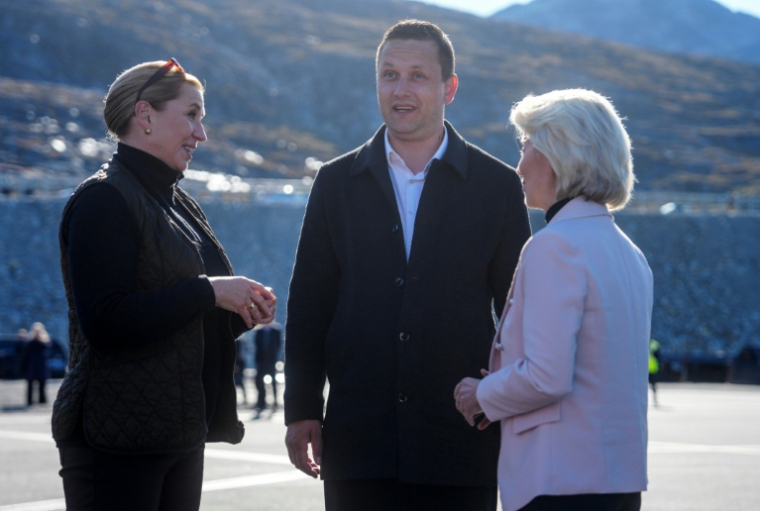 La présidente de la Commission européenne, Ursula von der Leyen (d), accueillie par le Premier ministre groenlandais, Jens-Frederik Nielsen, et la Première ministre danoise, Mett,e Frederiksen à son arrivée à Nuuk, le 6 septembre 2026 ( Ritzau Scanpix / Mads Claus Rasmussen )