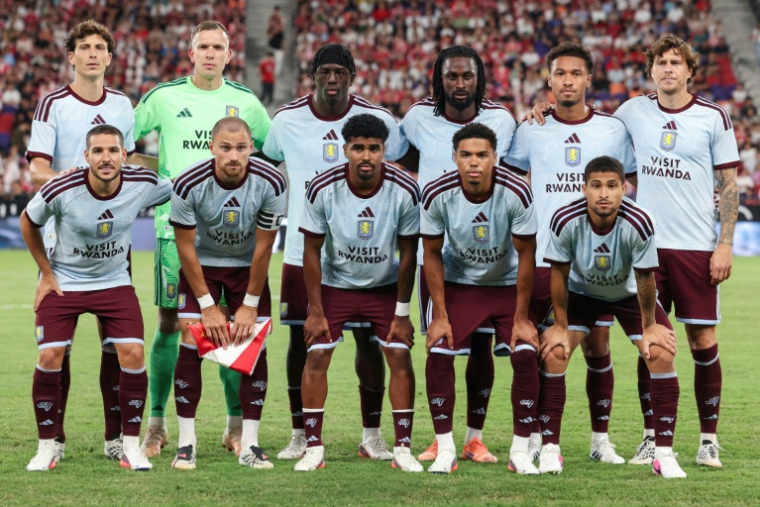 Les joueurs d'Aston Villa posent pour une photo d'équipe avant un match amical contre le Bayern Munich, à Hong Kong, le 7 août 2026 ( AFP / May JAMES )