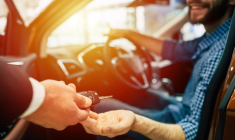 Il existe des astuces pour louer moins cher une voiture pour le week-end ou les vacances. ( crédit photo : Shutterstock )