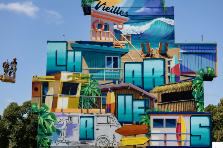 L'œuvre d'un graffeur sur le site du festival de musique "Les Vieilles Charrues" à Carhaix-Plouguer, le 9 juillet 2025 dans le Finistère ( AFP / Fred TANNEAU )