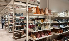 Des articles de luxe de seconde main dans le grand magasin Zhuanzhuan, le 13 octobre 2026 à Shanghai, en Chine ( AFP / Pedro PARDO )