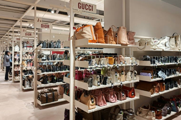 Des articles de luxe de seconde main dans le grand magasin Zhuanzhuan, le 13 octobre 2026 à Shanghai, en Chine ( AFP / Pedro PARDO )