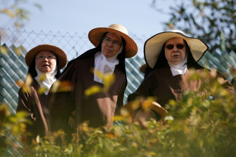 Des Carmélites attendent la célébration de la messe dominicale par le pape Léon XIV, le 27 septembre 2026 à Lourdes  ( AFP / Valentine CHAPUIS )