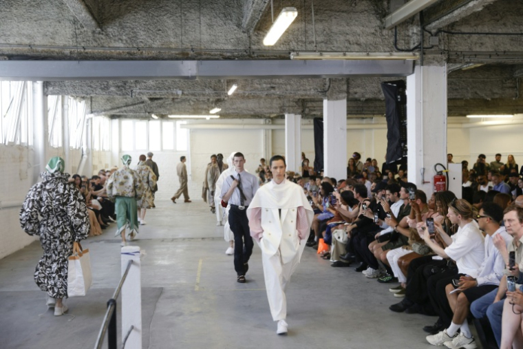 Le défilé Hed Mayner dans un parking abandonné, à Paris, le 25 juin 2025 ( AFP / GEOFFROY VAN DER HASSELT )
