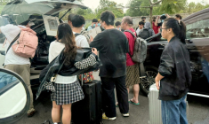 Des personnes chargent leurs bagages dans des véhicules après avoir quitté un complexe soupçonné d'être un centre d'escroquerie à Sihanoukville, le 15 janvier 2026 au Cambodge ( AFP / TANG CHHIN Sothy )