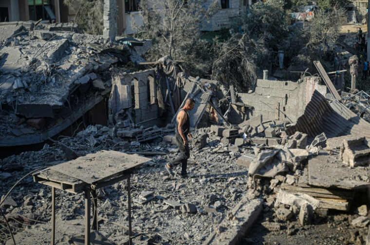 Dans les ruines laissées par une frappe israélienne à Deir al-Balah, dans le centre de la bande de Gaza, le 1er août 2026 ( AFP / Eyad Baba )