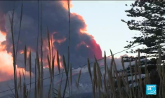 Images spectaculaires du panache de cendres après l'éruption du volcan Etna en Italie