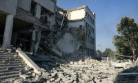 Destruction d'une partie d'un bâtiment au QG de l'armée syrienne et du ministère de la Défense à Damas, après des frappes israéliennes, le 16 juillet 2025 ( AFP / Bakr ALkasem )