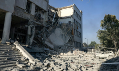 Destruction d'une partie d'un bâtiment au QG de l'armée syrienne et du ministère de la Défense à Damas, après des frappes israéliennes, le 16 juillet 2025 ( AFP / Bakr ALkasem )