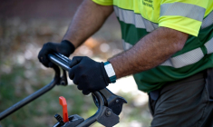 Un bracelet contenant un capteur qui détecte la température corporelle au poignet d'un jardinier, le 6 juillet 2026 à Barcelone, en Espagne ( AFP / Josep LAGO )