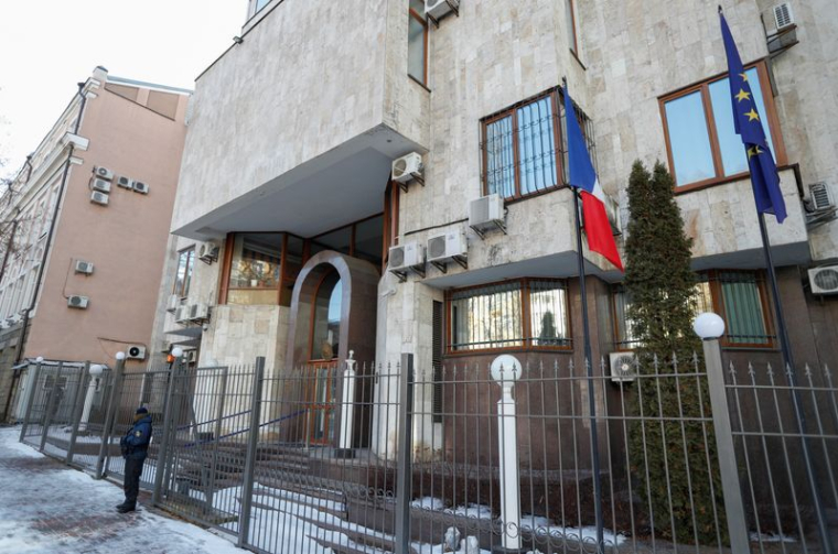 L'AMBASSADE DE FRANCE EN UKRAINE VA ÊTRE TRANFÉRÉE À LVIV, ANNONCE LE DRIAN