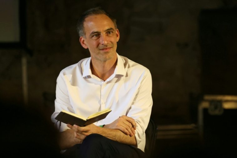 Raphaël Glucksmann, chef du parti de centre-gauche "Place publique" et député européen, participe à la 6e édition du Festival des Idées à La Charité-sur-Loire, dans la Nièvre, le 4 juillet 2026 ( AFP / Alain JOCARD )