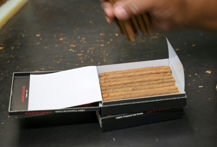 Une ouvrière conditionne des cigarillos dans la fabrique ICT de La Havane, le 8 mai 2025 ( AFP / ADALBERTO ROQUE )