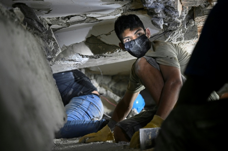 Les secouristes recherchent d'éventuelles victimes dans un bâtiment effondré à la suite des deux séismes, à Caraballeda, dans l'Etat de La Guaira, le 27 juin 2026 ( AFP / Federico PARRA )