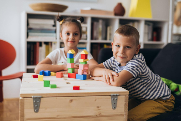 Quand deux ex-époux ont des revenus inégaux, l’un peut avoir à verser une pension alimentaire à l’autre, y compris si la garde des enfants est alternée.