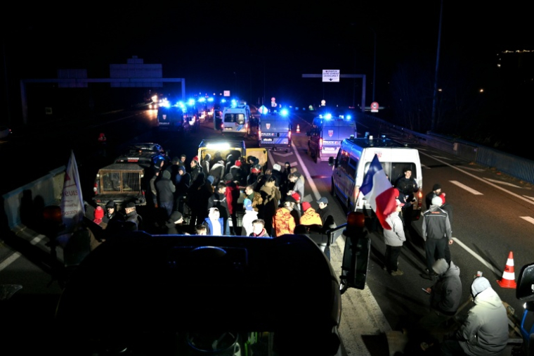 Manifestation d'agriculteurs dans la nuit du 15 au 16 décembre 2025 sur une rocade près de Toulouse ( AFP / Matthieu RONDEL )