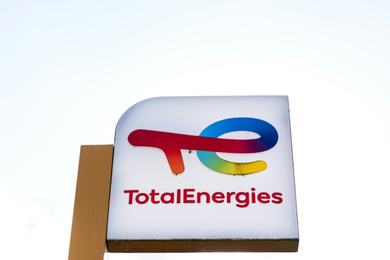 Le logo du groupe pétrogazier français TotalEnergies dans une station-service de Pecquencourt, dans le nord de la France, le 16 septembre 2026 ( AFP / Sameer Al-DOUMY )