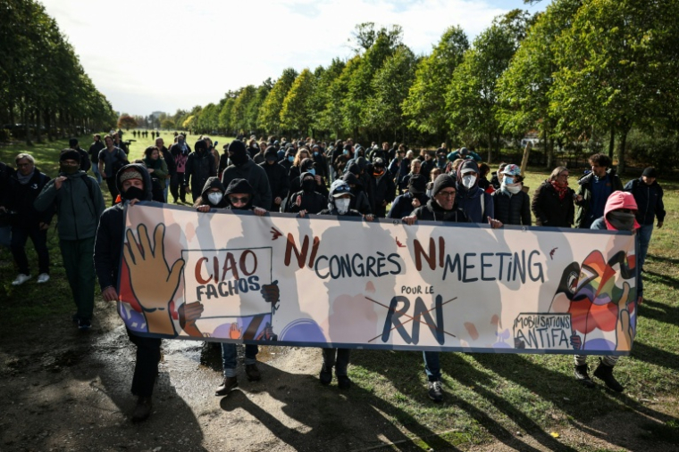 Des opposants au Rassemblement national ont été tenus à distance de la salle où se tenait le meeting du parti d'extrême droite à Orléans, le 25 octobre 2026 ( AFP / SIMON WOHLFAHRT )