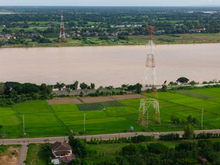 Des lignes à haute tension, au-dessus du Mékong dans le district laotien de Hadxayfong, près de Vientiane, le 22 août 2026   ( AFP / - )