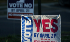 Des affiches de campagne à Burke, en Virginie, pour le référendum de redécoupage électoral du 21 avril dans cet Etat de la côte Est américaine ( GETTY IMAGES NORTH AMERICA / ALEX WONG )
