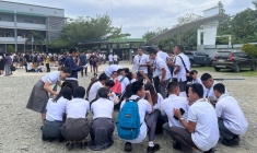 Photo remise par un établissement scolaire de  Davao de Oro sur l'île de Mindanao, dans le sud des Philippines, où les élèves se sont rassemblés dehors après un puissant séisme le 10 octobre 2025 ( Golden Cornucopia - Davao de Oro State College / Handout )